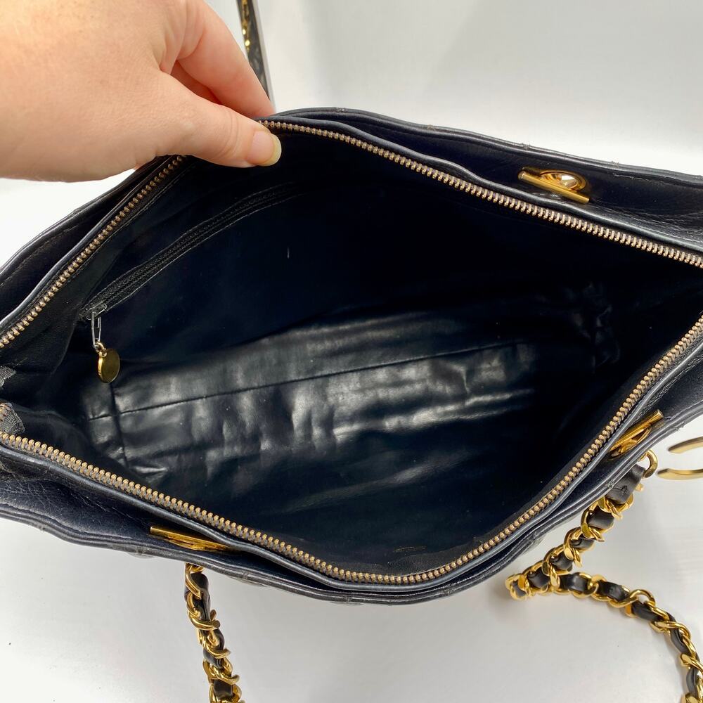 Chanel Vintage Quilted Tote Bag Black Leather Shoulder Shopper chain 24kt - Picture 15 of 15